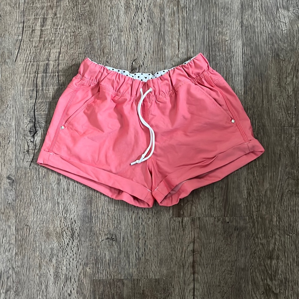 lululemon vintage coral shorts. size 6, 2.5 inch inseam